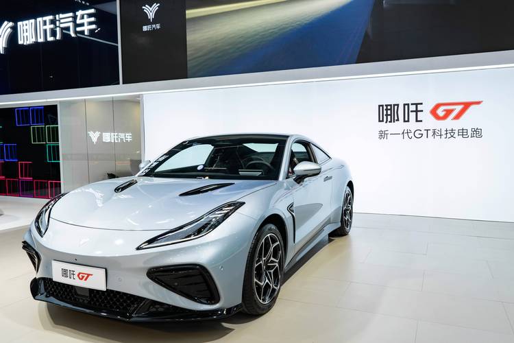 重庆64哪吒汽车在智能汽车领域的表现，领途汽车在新能源汽车市场中的影响力